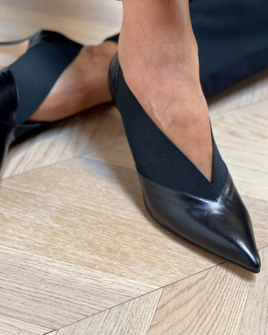 Elegante zweifarbige Stiletto-Absätze aus Leder mit V-Ausschnitt [Vorbestellung]