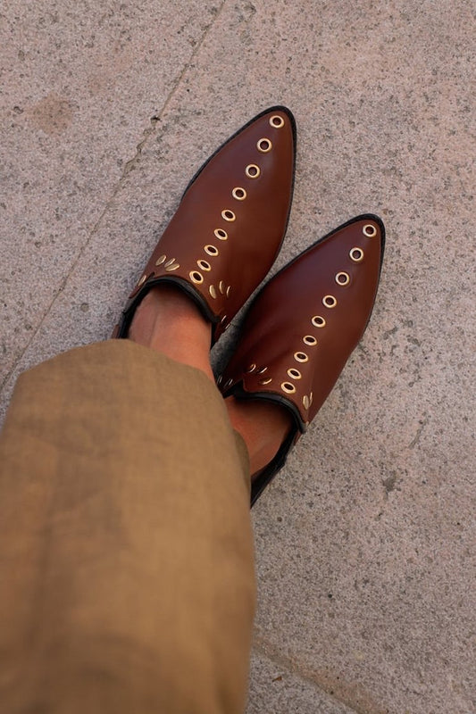 Dunkelbraune Stiefeletten mit spitzem Zehenbereich und metallischem Ösendekor