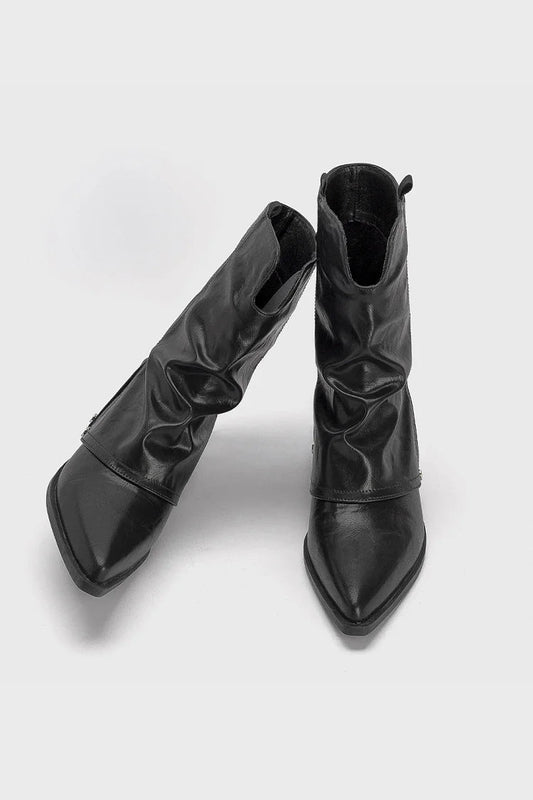 Einfarbige Stiefel mit mittlerer Schafthöhe, spitzem Zehenbereich, Ausschnitt und klobigem Absatz