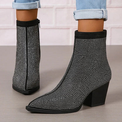 Spitz zulaufende Strass-Stiefeletten mit Reißverschluss und robustem Absatz