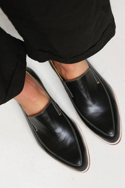 Schlichte schwarze Slipper mit spitzem Zehenbereich und feiner Naht