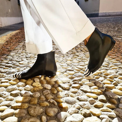 "Gestreifte Nähte, spitze Zehen, flacher Reißverschluss, mittelhohe Stiefel" 

**"Gestreifte Nähte, spitz zulaufende Zehen, flacher Reißverschluss, mittelhohe Stiefel"**
