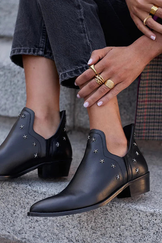 Schwarze Stiefeletten mit metallischem Stern-Design und spitzem Zehenbereich