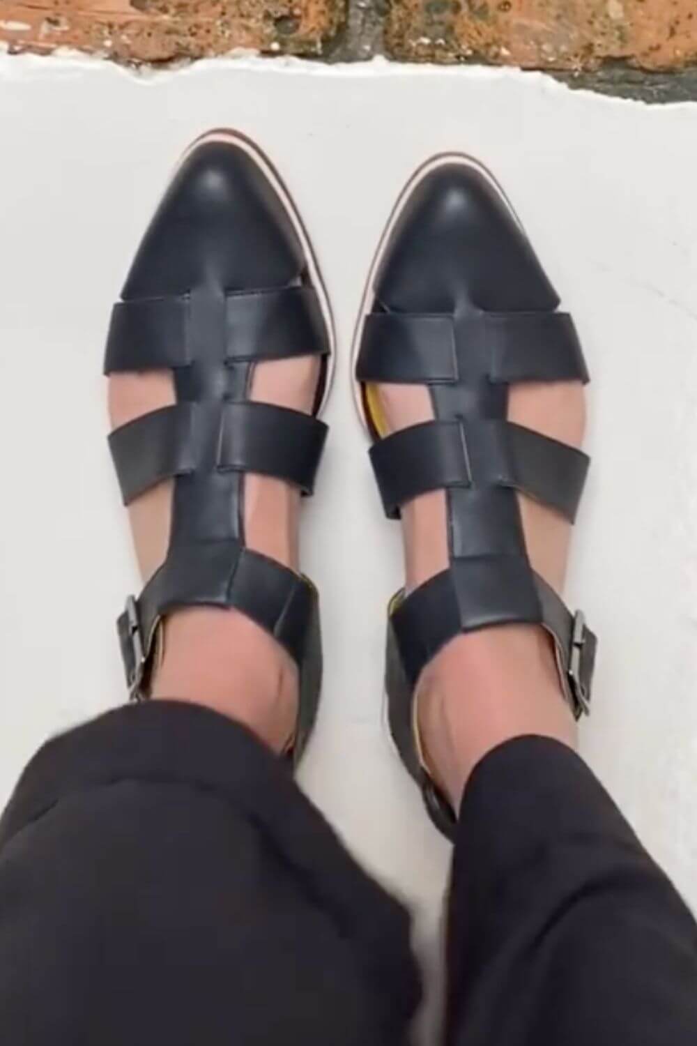 Flache, geschlossene Schuhe mit spitzen Zehen und ausgehöhltem Kreuzriemen