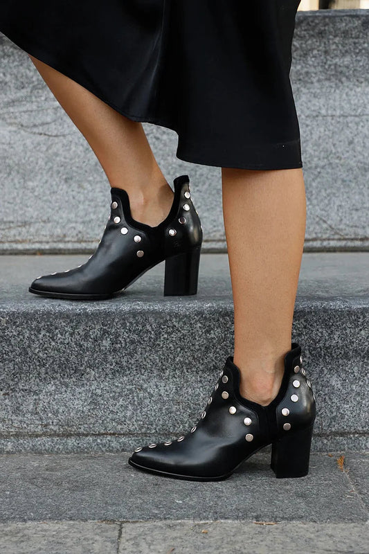 Schwarze Stiefeletten mit Metallösen, spitzem Zehenbereich und robustem Absatz