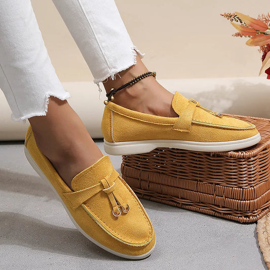 Bequeme einfarbige Low-Top-Loafer mit dekorativer Knotennaht
