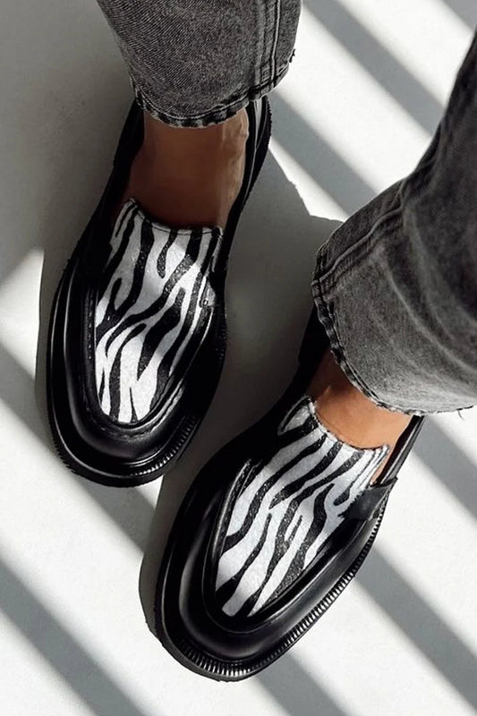 Schwarze Slipper mit runder Zehenpartie und Zebramuster-Design [Vorbestellung]