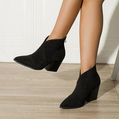 Elegante Stiefeletten mit V-Ausschnitt, spitzer Zehenform und markantem Absatz