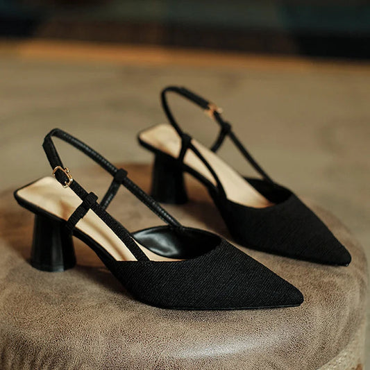 Elegante Satin Slingback mit Struktur und Spitz zulaufendem Design – Klobige Absätze