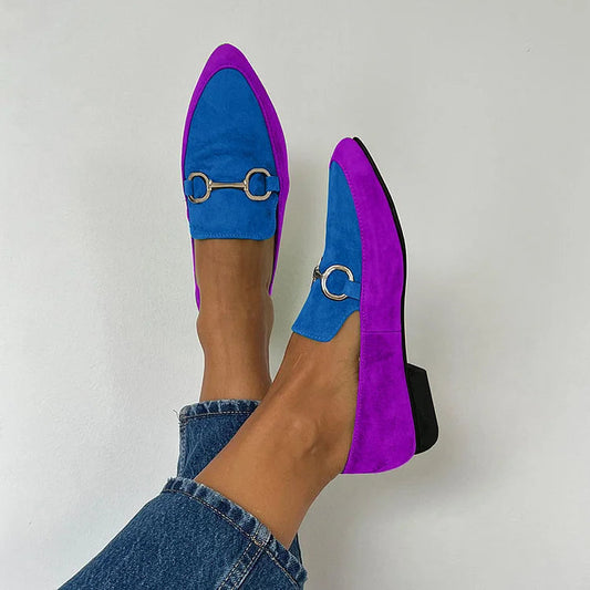 Matte Retro-Flats mit spitzem Zehenbereich und farblich abgesetzter Metallschnalle