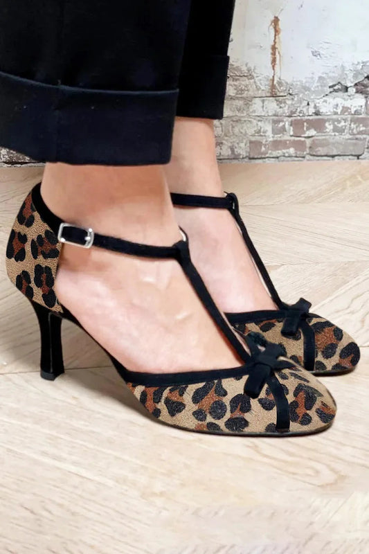 Khakifarbene Kitten-Heels mit Schleifenakzent und T-Riemenschnalle im Leopardenprint