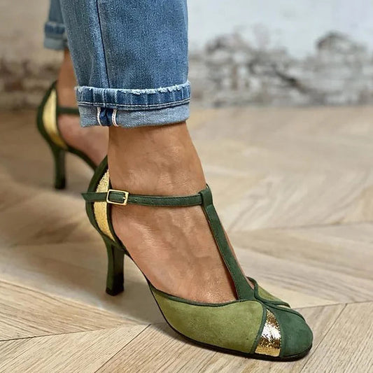 Patchwork-Stiletto mit T-Riemen und geschlossener Zehenpartie