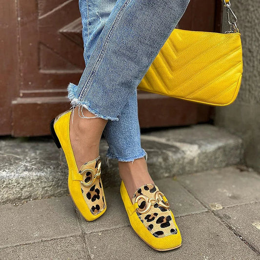 Elegante Slipper mit Leopardenmuster und Metallic-Nähten