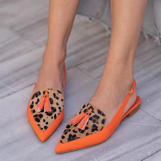 Spitz zulaufende Ballerinas mit Slingback-Riemen im farblich blockierten Leopardenmuster