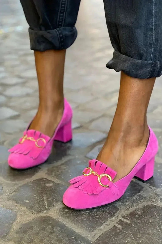 Matte, klobige Absatzschuhe mit runder Zehenpartie und fransierter Metallschnalle