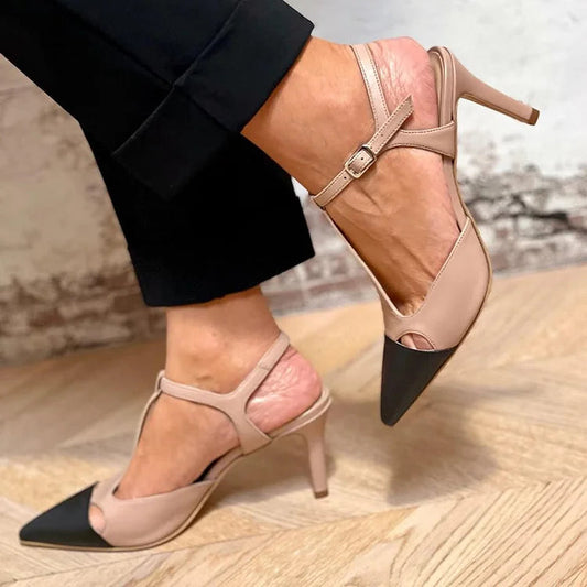 Beige Stiletto-Absätze mit farbblockierendem T-Riemen und spitz zulaufender Zehenpartie
