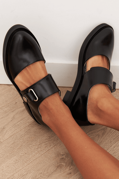 Einfarbige Slingback-Flats mit runder Zehenpartie und ausgeschnittenem Design