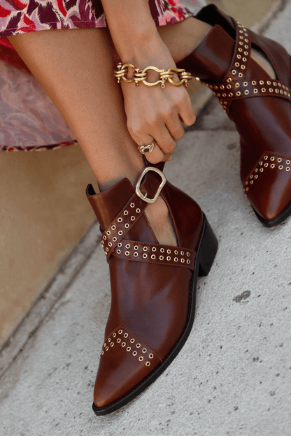Vintage-Lederstiefeletten mit Nieten und Schnallenriemen