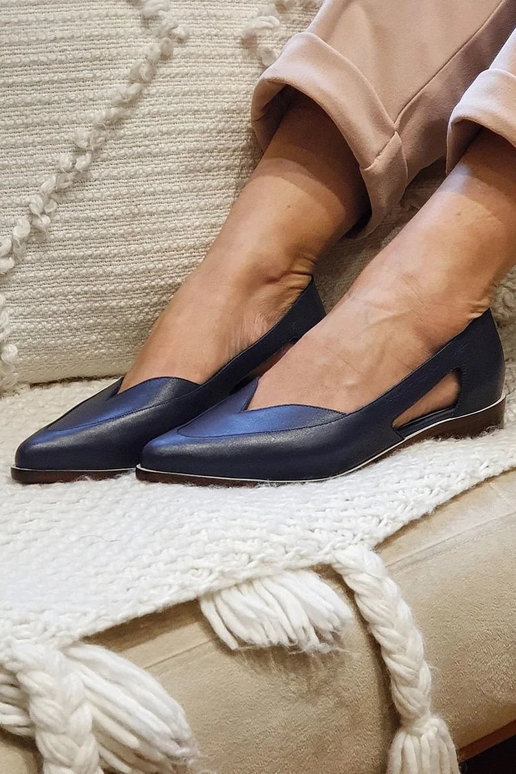 Bequeme marineblaue Ballerinas zum Hineinschlüpfen mit spitzem Zehenbereich und Aussparungen