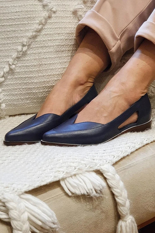 Bequeme marineblaue Ballerinas zum Hineinschlüpfen mit spitzem Zehenbereich und Aussparungen