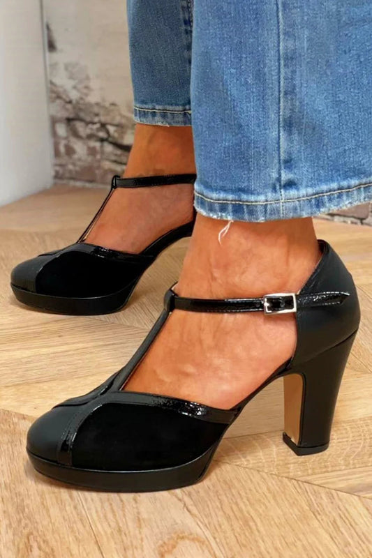 Schwarze, auffällige High Heels mit Farbblock-T-Riemen und geschlossener Zehenpartie