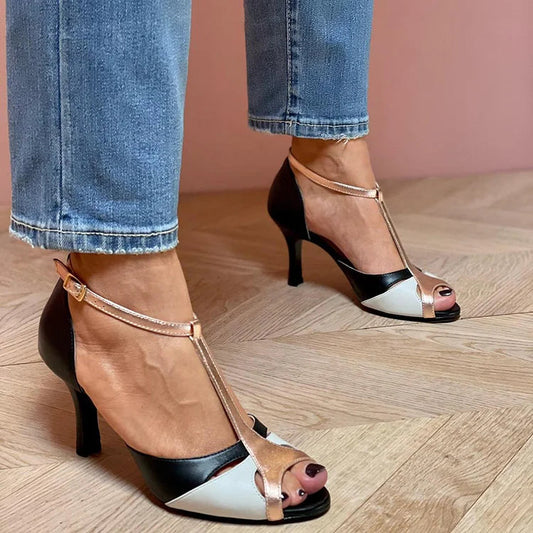 Elegante Stiletto-Absätze mit Farbblock-T-Riemen und Peep-Toe-Verschluss