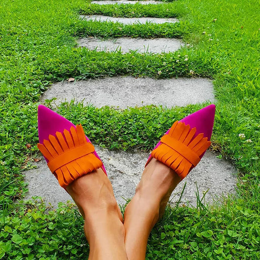 Matte Slipper mit spitzem Zehenbereich und Fransendekor