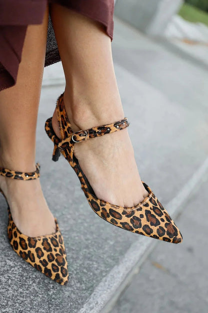 Khakifarbene Stiletto-Pumps mit spitzem Zehenbereich und Leopardenmuster