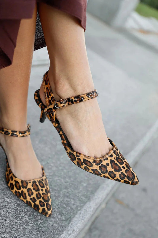Khakifarbene Stiletto-Pumps mit spitzem Zehenbereich und Leopardenmuster