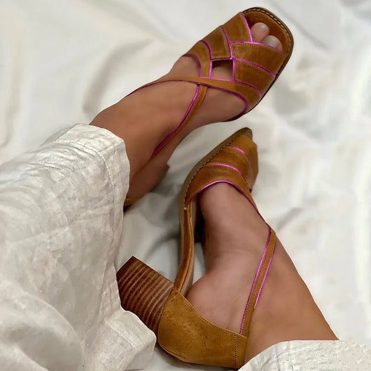 Peep-Toe-Heels mit kontrastierenden Akzenten und gekreuzten Riemen
