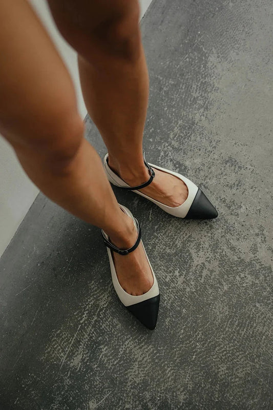 Farbblock-Design Weiße Ballerinas mit Spitzennase und Riemchen mit Schnalle