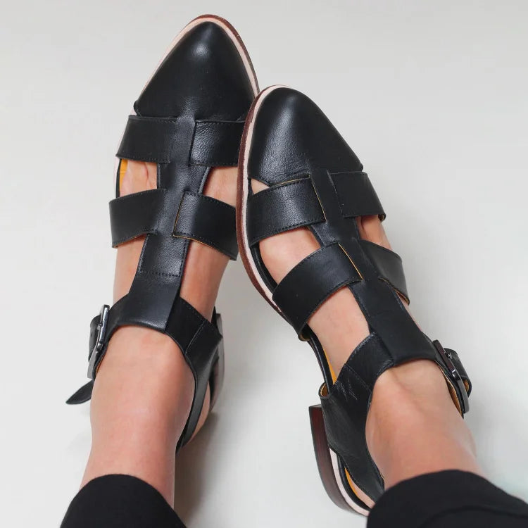 Flache, geschlossene Schuhe mit spitzen Zehen und ausgehöhltem Kreuzriemen
