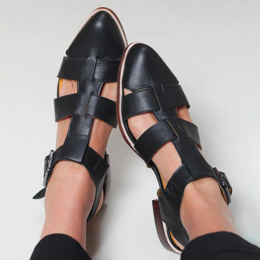 Flache, geschlossene Schuhe mit spitzen Zehen und ausgehöhltem Kreuzriemen