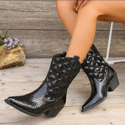 Patchwork-Stiefel mit spitzem Zehenbereich und auffälligem Krokodilmuster-Blockabsatz