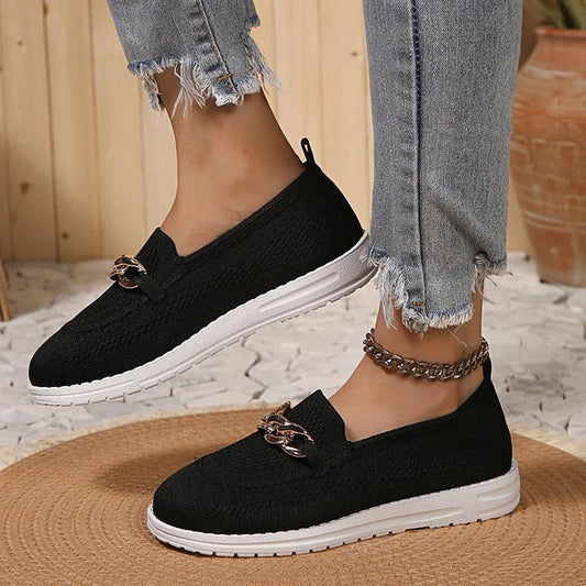 Legere einfarbige Strick-Loafer mit metallischem Kettendetail