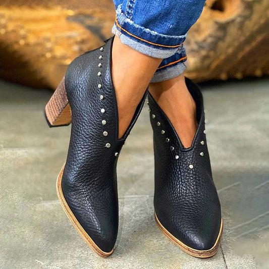 Elegante V-förmige Schwarze Stiefel mit Perlenbesatz und Chunky Absatz