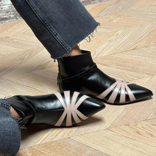 Schwarze Stiefeletten mit spitzem Zehenbereich und Colorblock-Patchwork