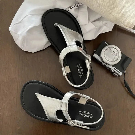 Bequeme einfarbige Flip-Flops mit Knöchelriemen und Schnalle