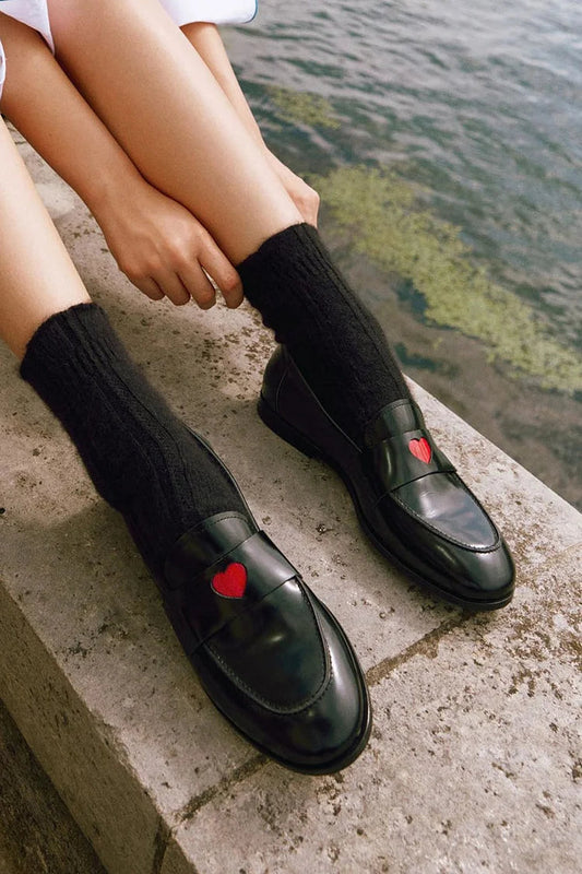 Schwarze Slipper mit Nahtdetails und Patchwork-Herzverzierung zum Hineinschlüpfen