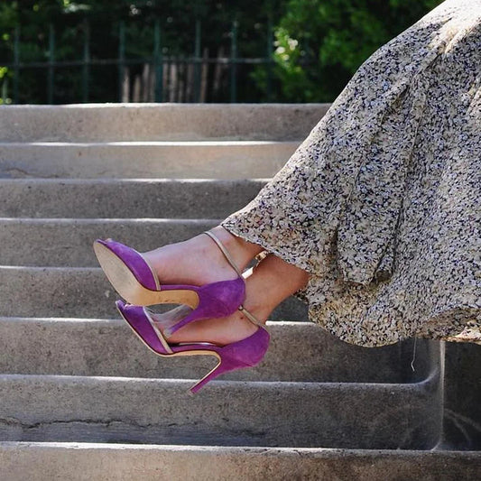 Peep-Toe-Stiletto mit T-förmigem Design, kontrastierenden Kanten und Knöchelriemen