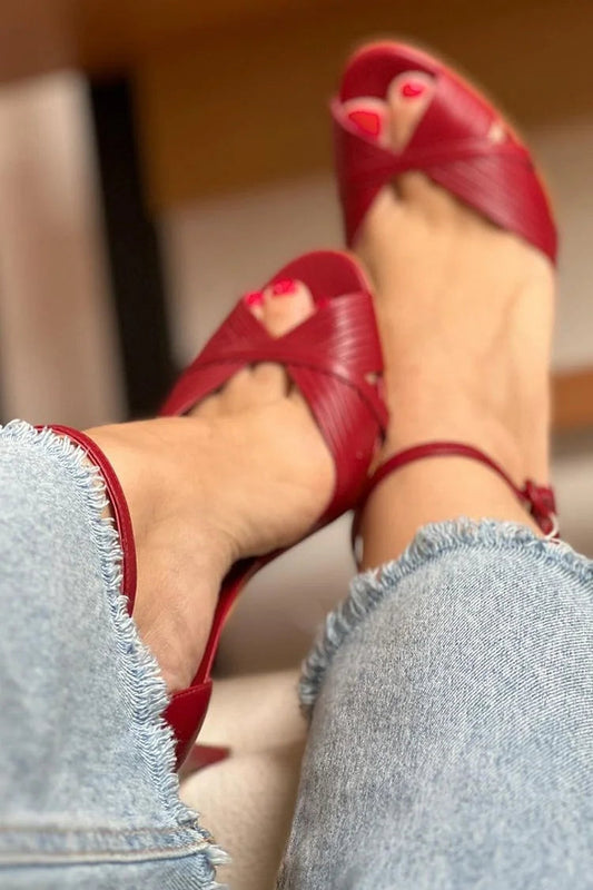 Strukturierter Peeptoe mit Knöchelriemen und roten Stiletto-Absätzen