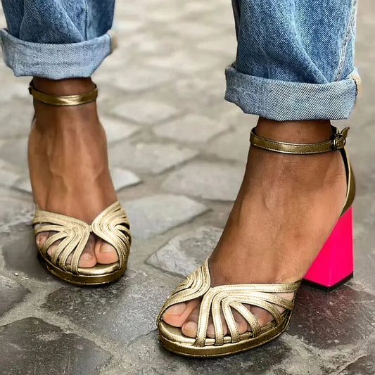 Hohlraum-Peep-Toe-Sandalen mit Knöchelriemen und robusten Absätzen
