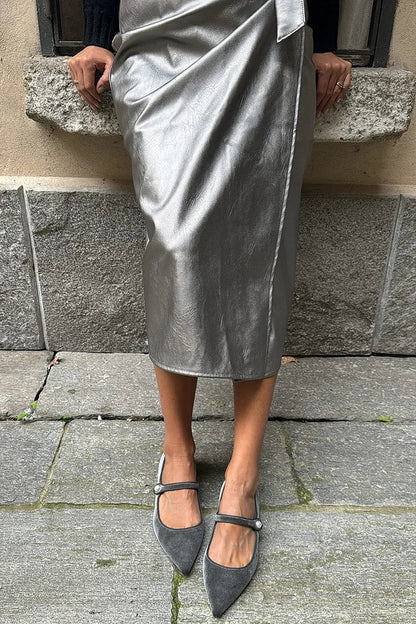 Graue Samt-Ballerinas mit Ristriemen und spitzem Zehenbereich