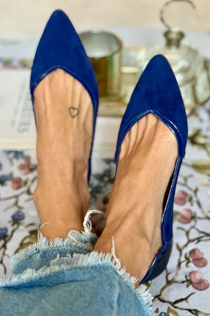 Elegante marineblaue Ballerinas mit spitzem Zehenbereich und Schlangenmuster-Design