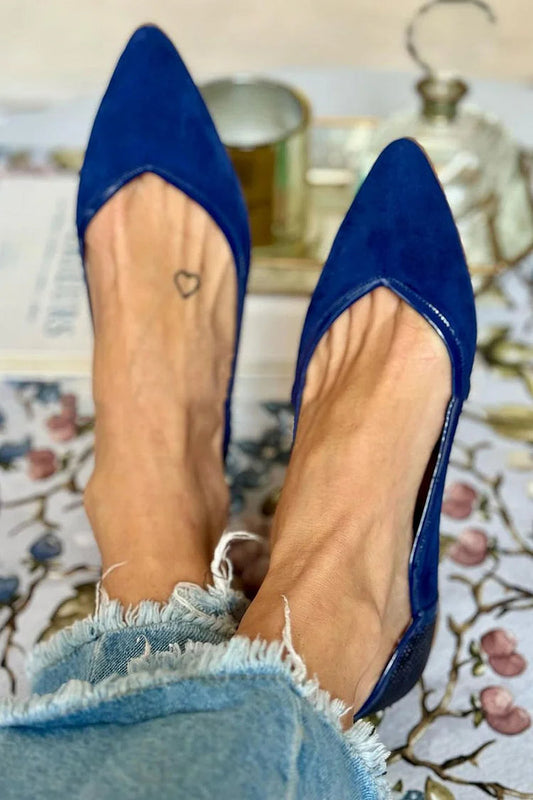 Elegante marineblaue Ballerinas mit spitzem Zehenbereich und Schlangenmuster-Design