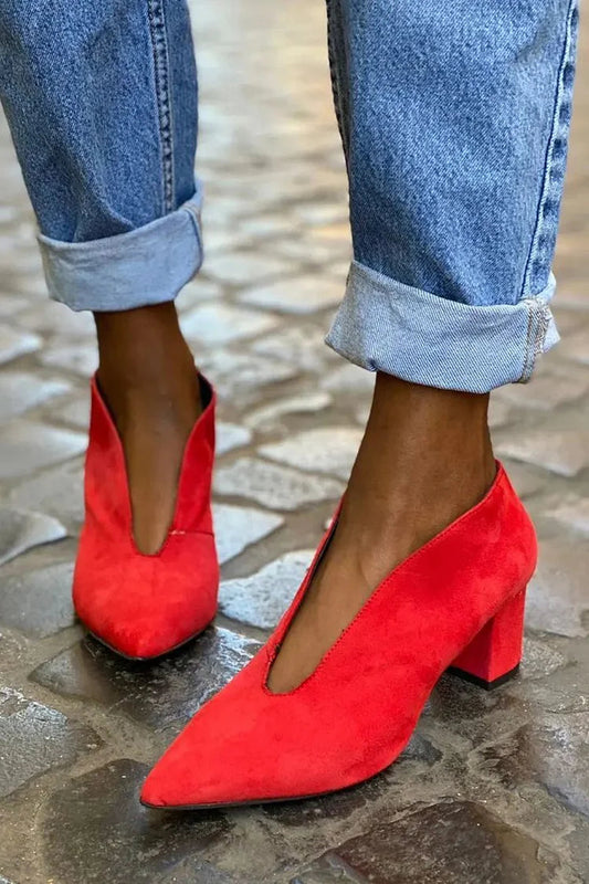 Spitz zulaufende Slip-On-Schuhe aus Kunstleder mit Ausschnitten
