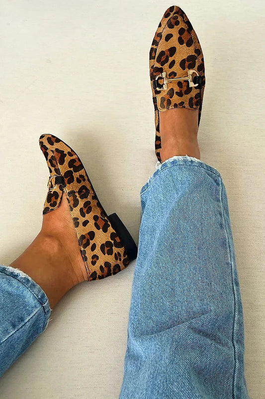 Khakifarbene spitz zulaufende Loafer mit Leopardenmuster und Zehenriemen in Metallic-Optik