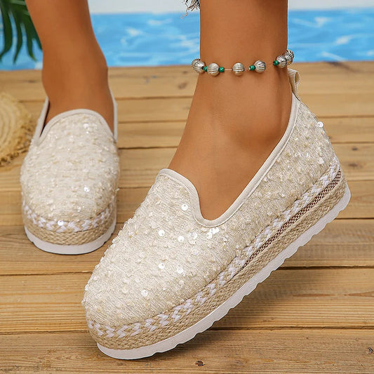 Espadrille-Slipper mit runder Zehenpartie und schlichtem Plateau, verziert mit Pailletten