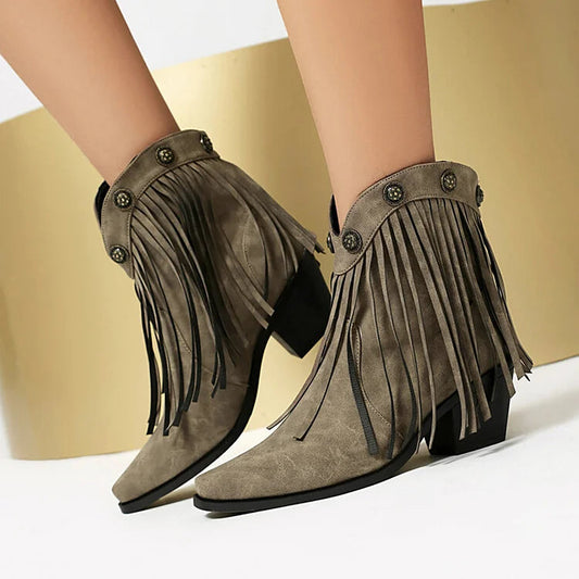 Fransen-Ankle Boots mit metallischen Nieten, eckiger Zehenpartie und klobigem Absatz