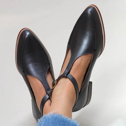 Matte Leder Retro Flats mit spitzem T-Riemen